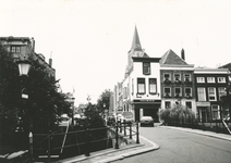 861628 Gezicht over de Jacobibrug over de Oudegracht te Utrecht, met op de achtergrond de ingang van het Jacobskerkhof ...